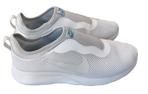 Nike Tanjun SE Women Size 9 Pure Platinum White Silver Athletic Running Shoes